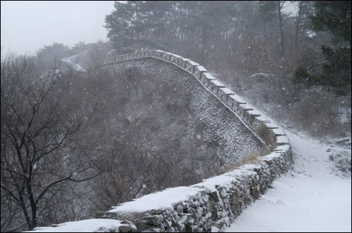 금성산성 성곽이 눈에 덮여 있다 